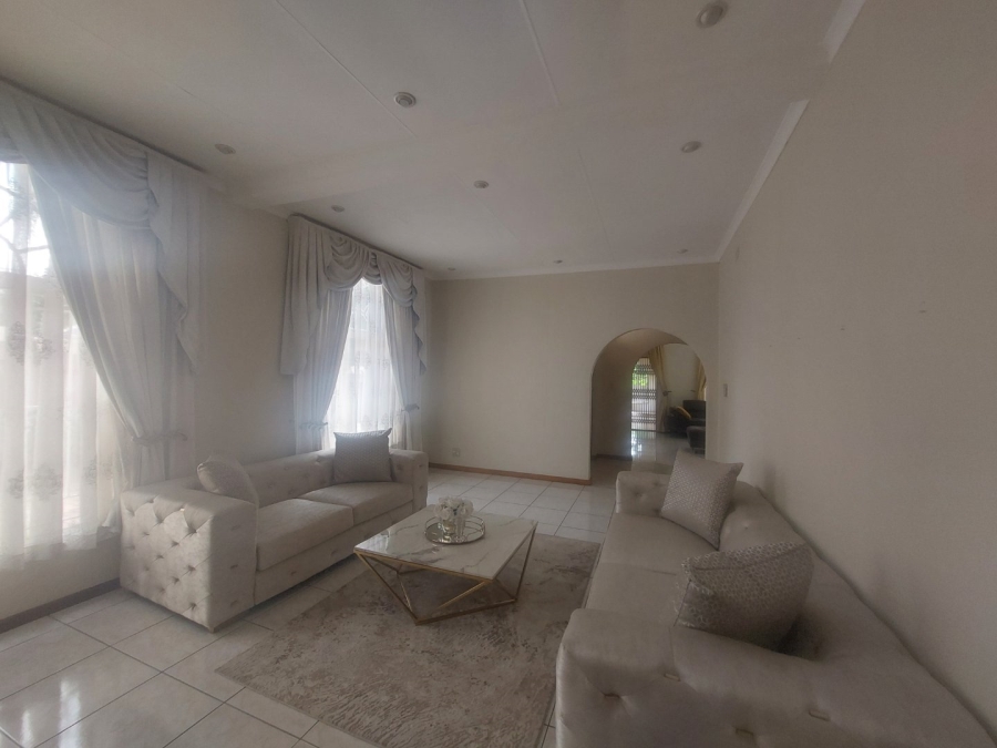 5 Bedroom Property for Sale in Gallo Manor Gauteng