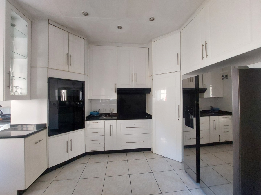 5 Bedroom Property for Sale in Gallo Manor Gauteng