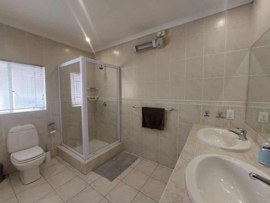 5 Bedroom Property for Sale in Gallo Manor Gauteng