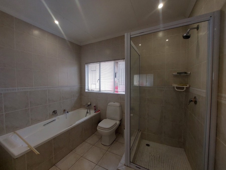 5 Bedroom Property for Sale in Gallo Manor Gauteng