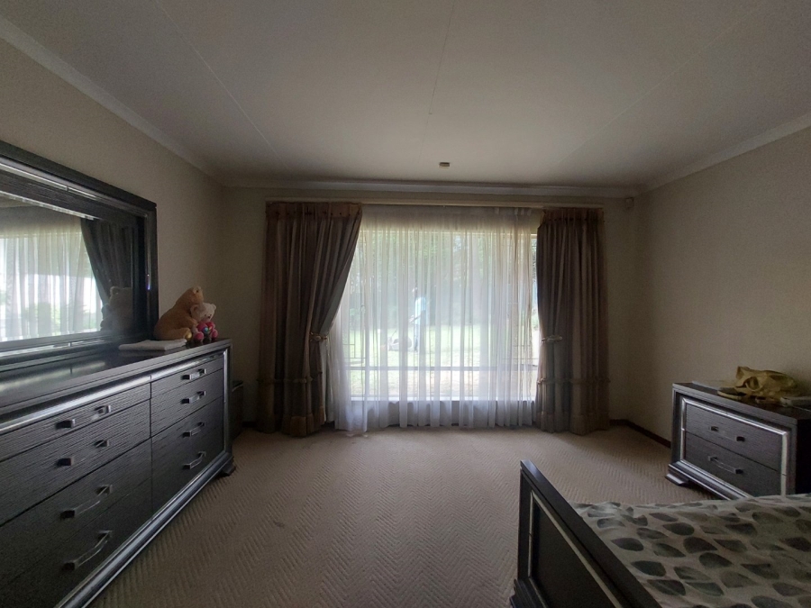 5 Bedroom Property for Sale in Gallo Manor Gauteng