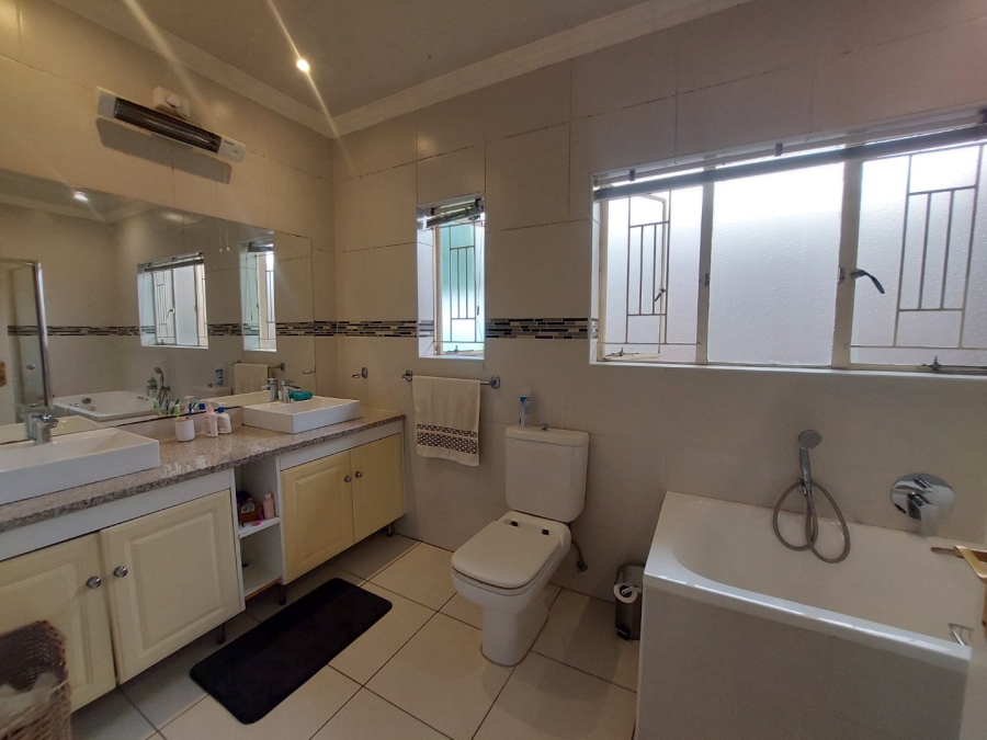 5 Bedroom Property for Sale in Gallo Manor Gauteng