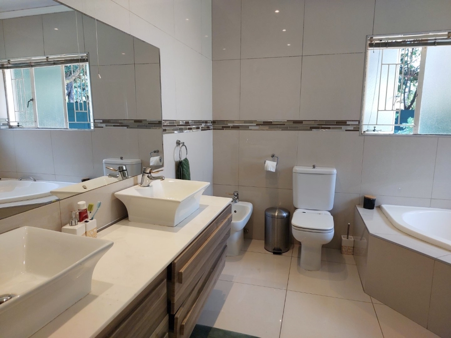 5 Bedroom Property for Sale in Gallo Manor Gauteng
