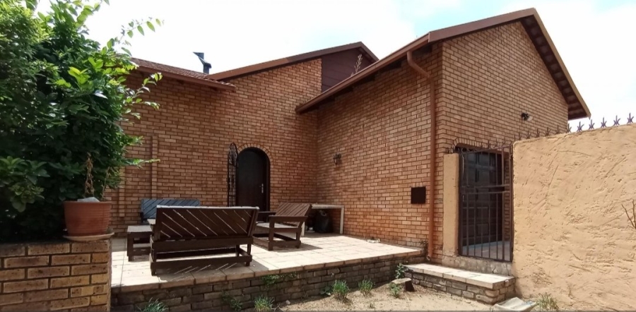 4 Bedroom Property for Sale in Country View Gauteng