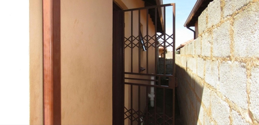 2 Bedroom Property for Sale in Clayville Gauteng