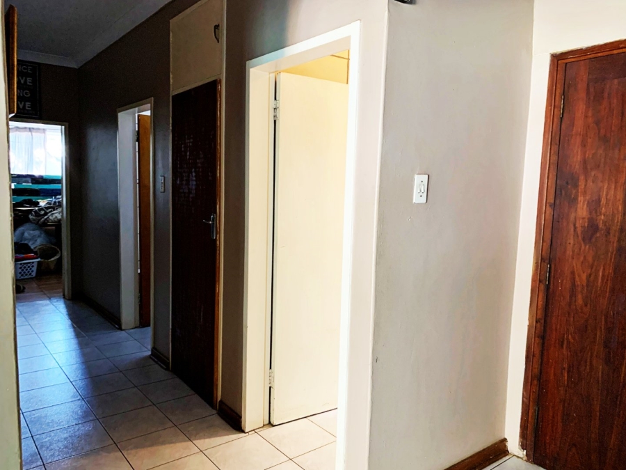 7 Bedroom Property for Sale in Valhalla Gauteng