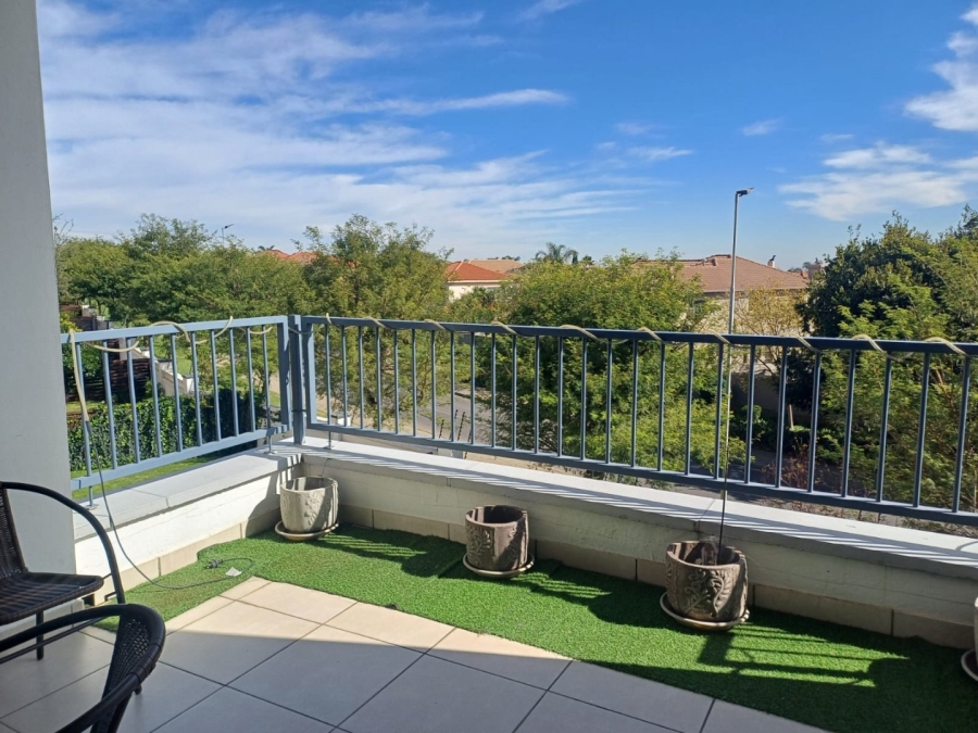To Let 2 Bedroom Property for Rent in Greenstone Crest Gauteng