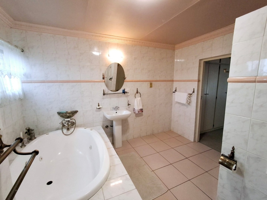 5 Bedroom Property for Sale in Vanderbijlpark SE 3 Gauteng
