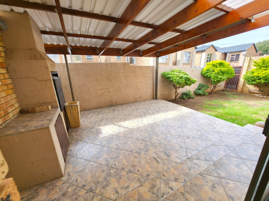 To Let 3 Bedroom Property for Rent in New Redruth Gauteng