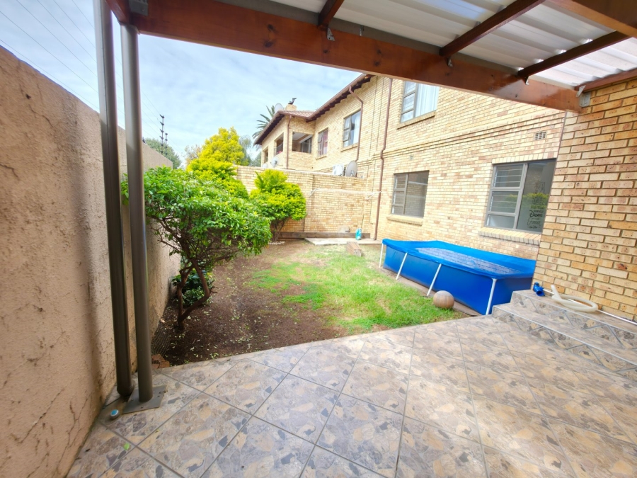 To Let 3 Bedroom Property for Rent in New Redruth Gauteng