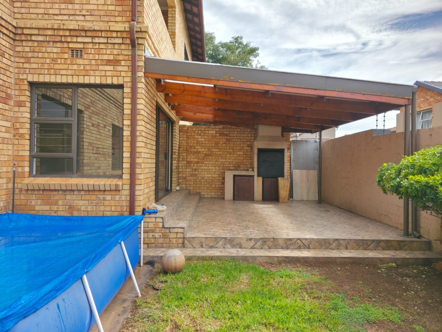 To Let 3 Bedroom Property for Rent in New Redruth Gauteng