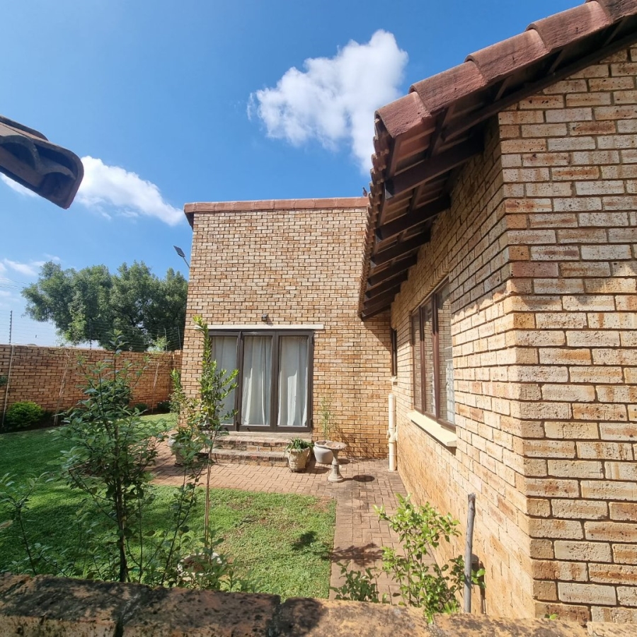 2 Bedroom Property for Sale in Ruimsig Noord Gauteng