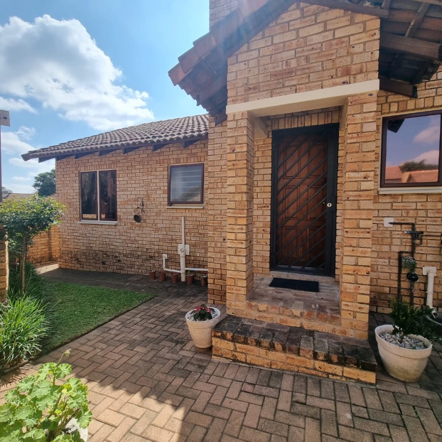2 Bedroom Property for Sale in Ruimsig Noord Gauteng