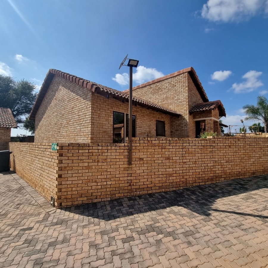 2 Bedroom Property for Sale in Ruimsig Noord Gauteng