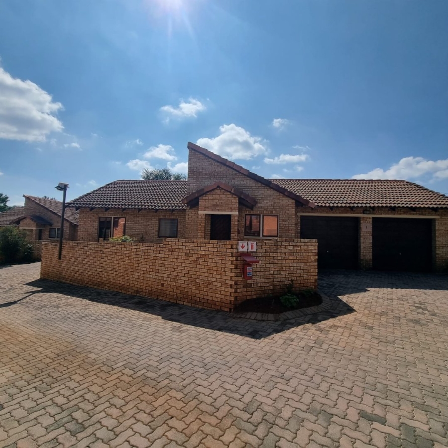 2 Bedroom Property for Sale in Ruimsig Noord Gauteng