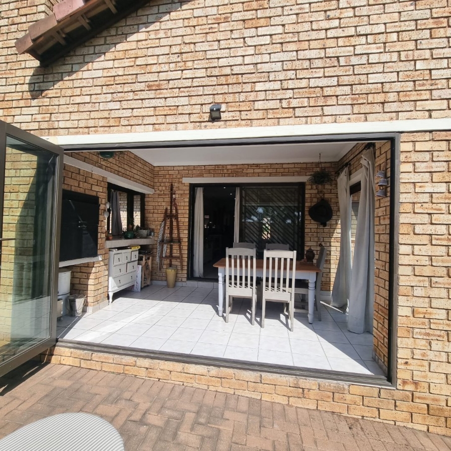 2 Bedroom Property for Sale in Ruimsig Noord Gauteng