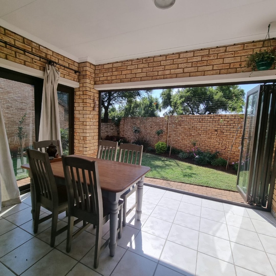 2 Bedroom Property for Sale in Ruimsig Noord Gauteng