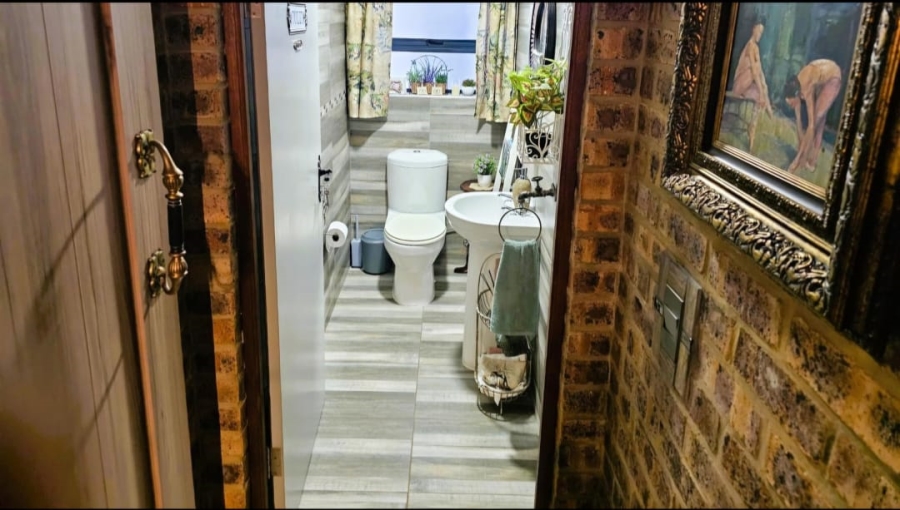 4 Bedroom Property for Sale in Kleinfontein A H Gauteng