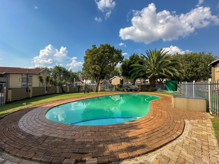 To Let 2 Bedroom Property for Rent in Verwoerdpark Gauteng