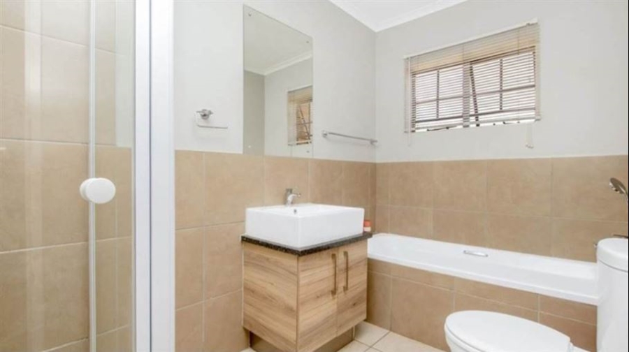 2 Bedroom Property for Sale in Blue Hills Gauteng