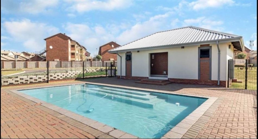 2 Bedroom Property for Sale in Blue Hills Gauteng