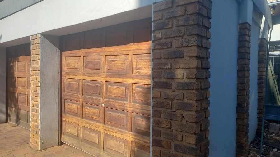 5 Bedroom Property for Sale in Elardus Park Gauteng