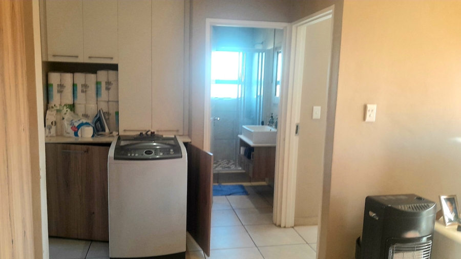 2 Bedroom Property for Sale in Die Hoewes Gauteng