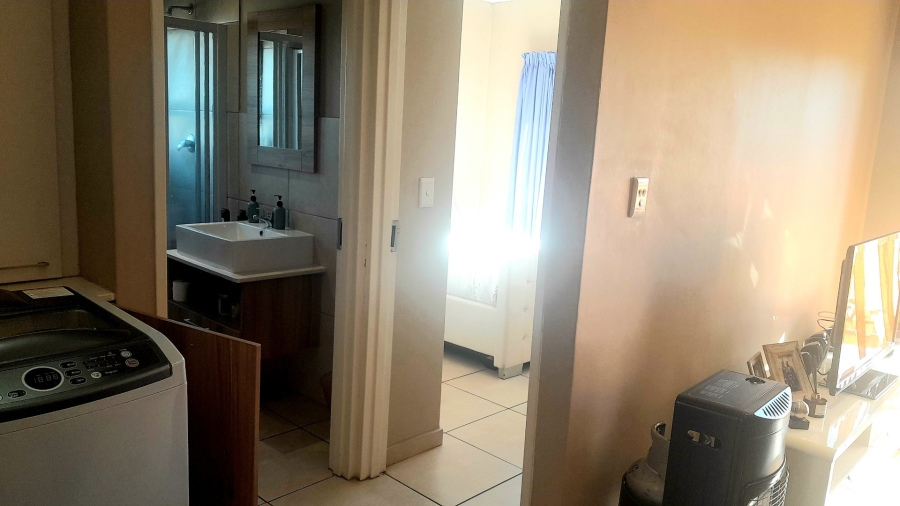 2 Bedroom Property for Sale in Die Hoewes Gauteng
