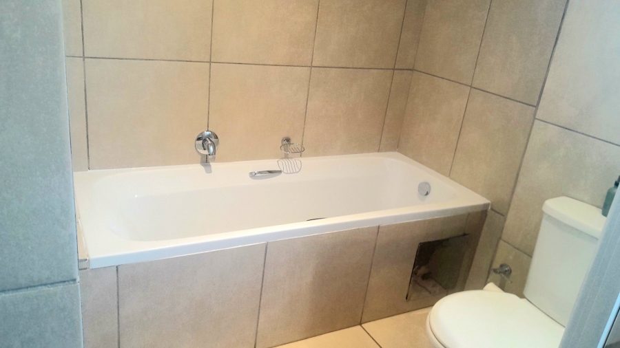 2 Bedroom Property for Sale in Die Hoewes Gauteng