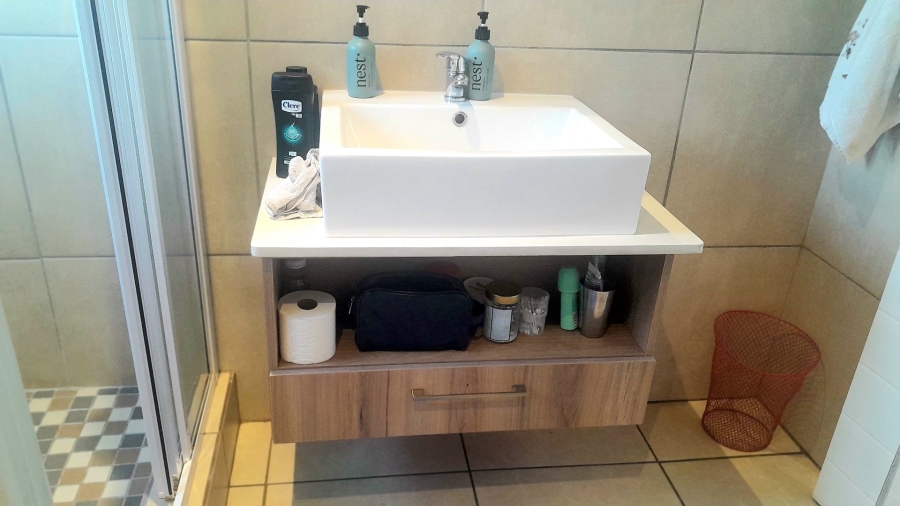 2 Bedroom Property for Sale in Die Hoewes Gauteng