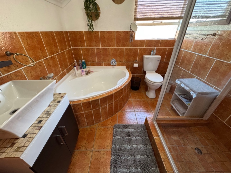 4 Bedroom Property for Sale in Glen Marais Gauteng