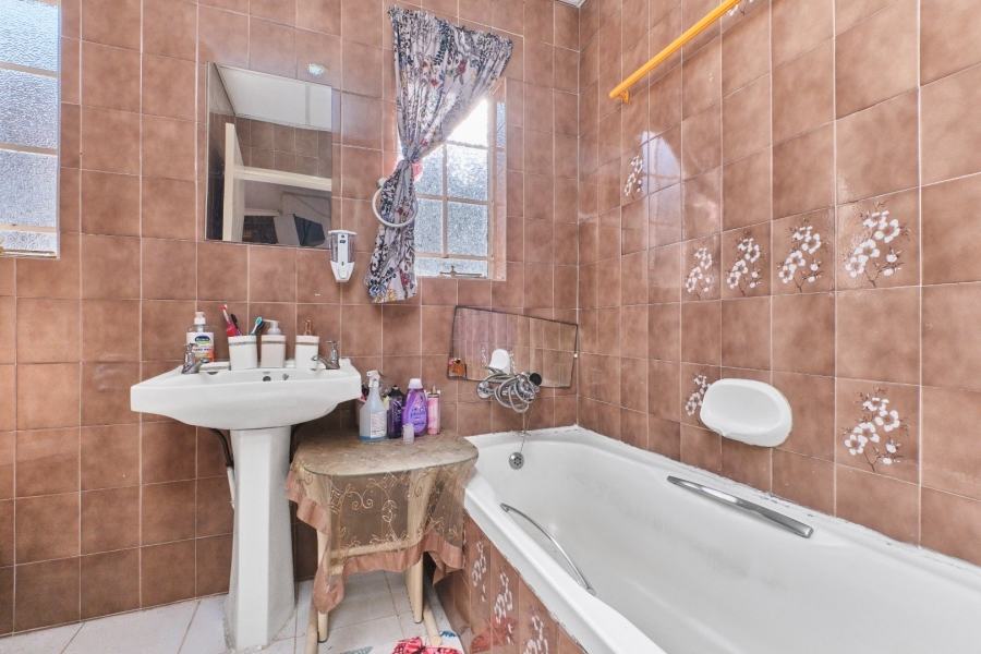 5 Bedroom Property for Sale in Witpoortjie Gauteng