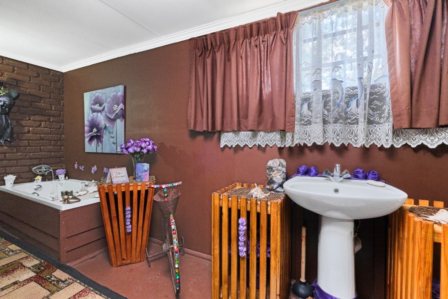 5 Bedroom Property for Sale in Witpoortjie Gauteng