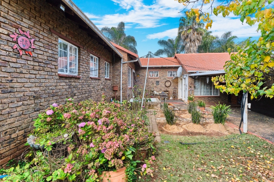 5 Bedroom Property for Sale in Witpoortjie Gauteng