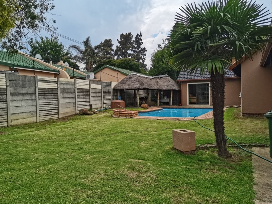 To Let 3 Bedroom Property for Rent in Brackendowns Gauteng