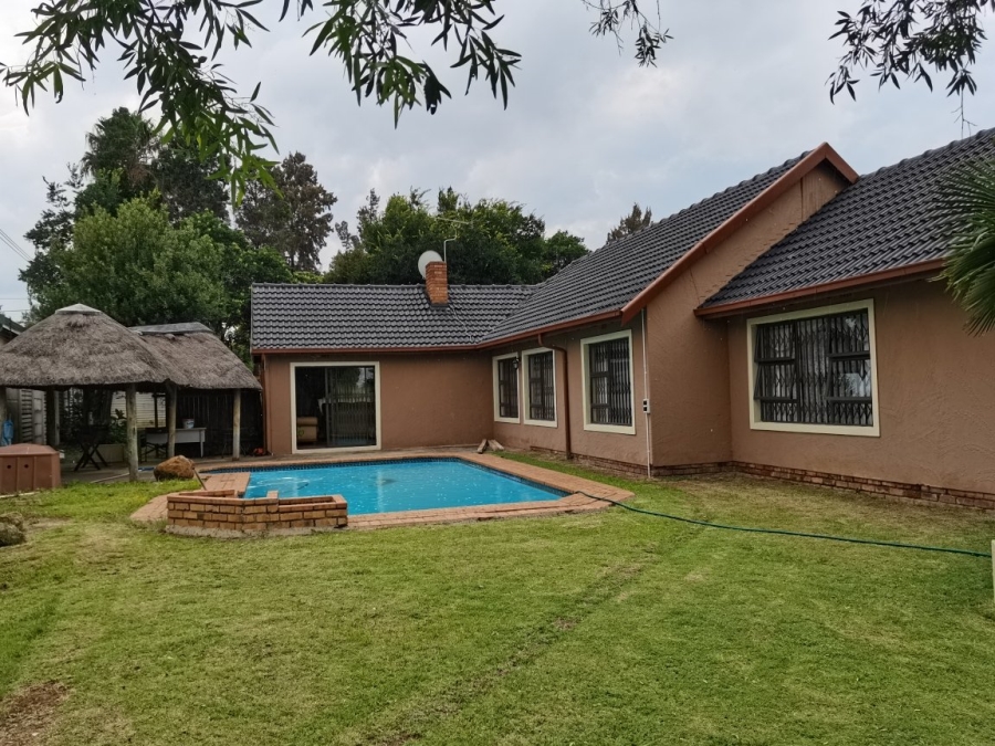 To Let 3 Bedroom Property for Rent in Brackendowns Gauteng