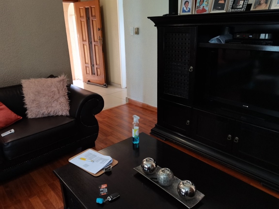 To Let 3 Bedroom Property for Rent in Brackendowns Gauteng