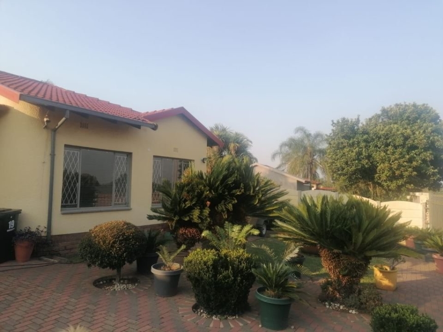 6 Bedroom Property for Sale in Van Riebeeck Park Gauteng