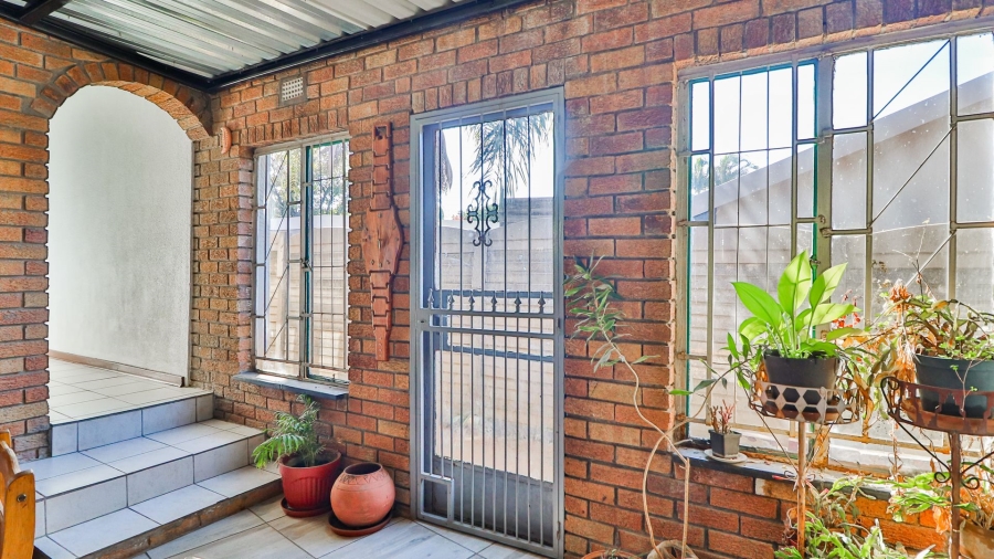 6 Bedroom Property for Sale in Van Riebeeck Park Gauteng