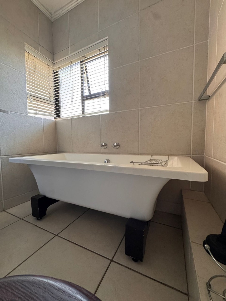 To Let 2 Bedroom Property for Rent in Fourways Gauteng