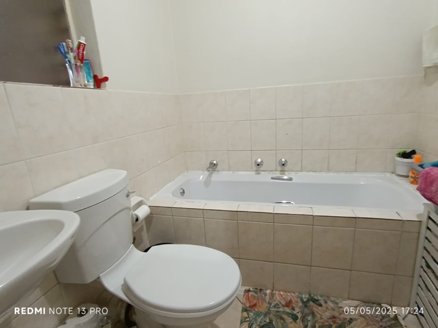 To Let 3 Bedroom Property for Rent in Heuwelsig Estate Gauteng