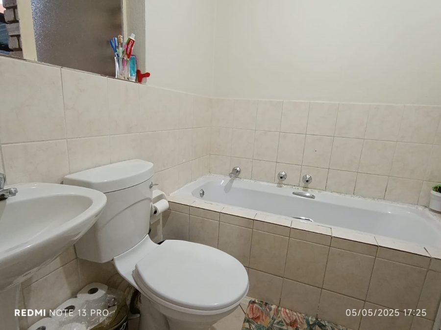 To Let 3 Bedroom Property for Rent in Heuwelsig Estate Gauteng