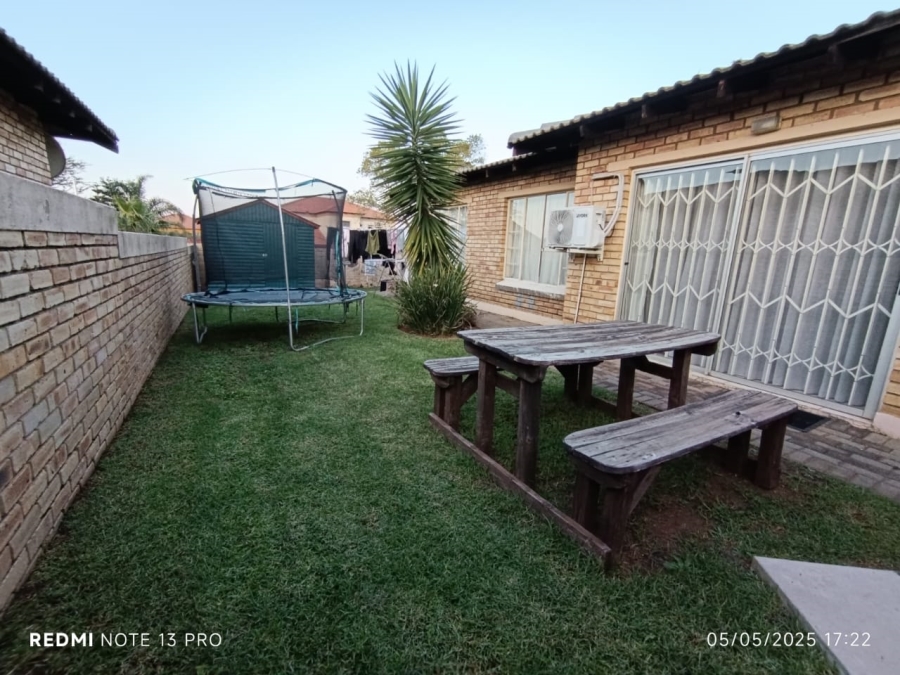To Let 3 Bedroom Property for Rent in Heuwelsig Estate Gauteng