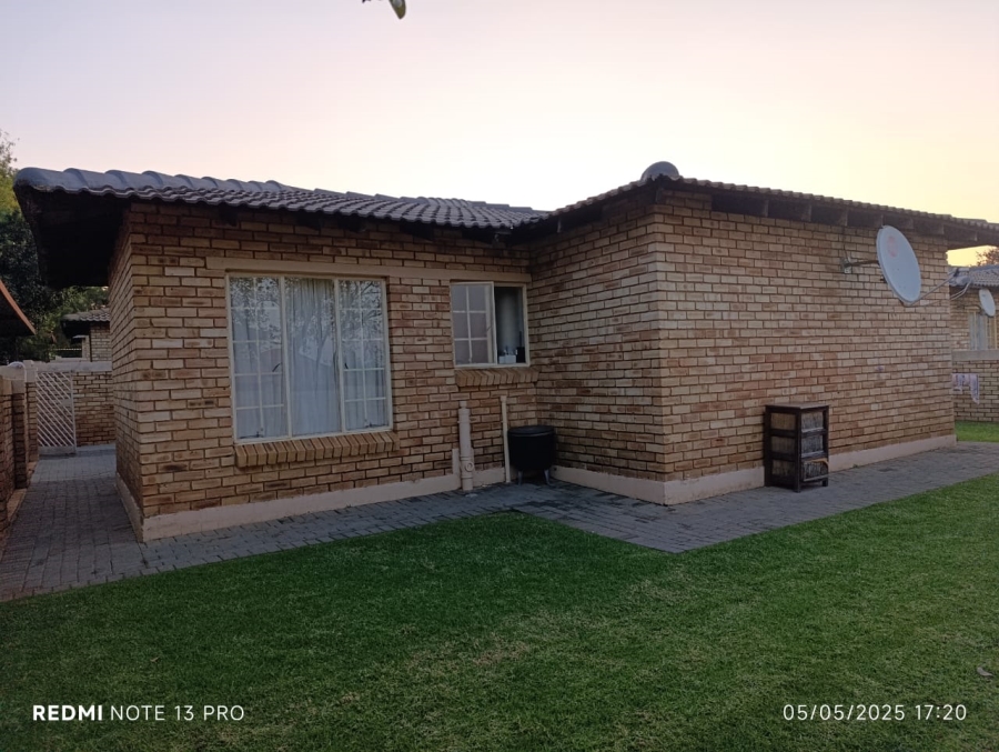 To Let 3 Bedroom Property for Rent in Heuwelsig Estate Gauteng