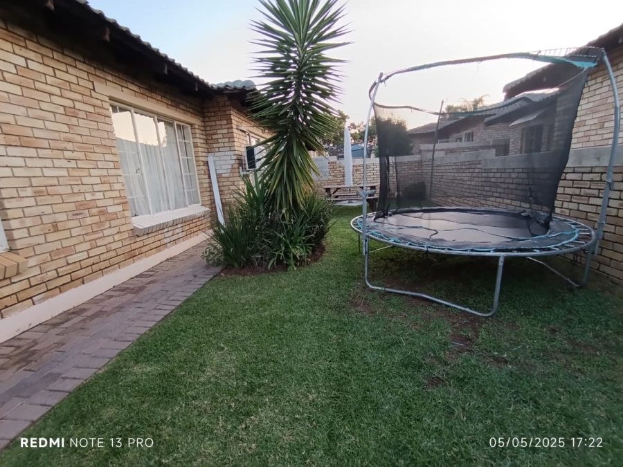 To Let 3 Bedroom Property for Rent in Heuwelsig Estate Gauteng