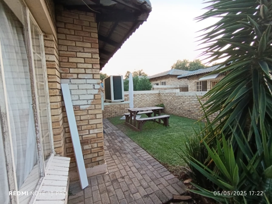To Let 3 Bedroom Property for Rent in Heuwelsig Estate Gauteng