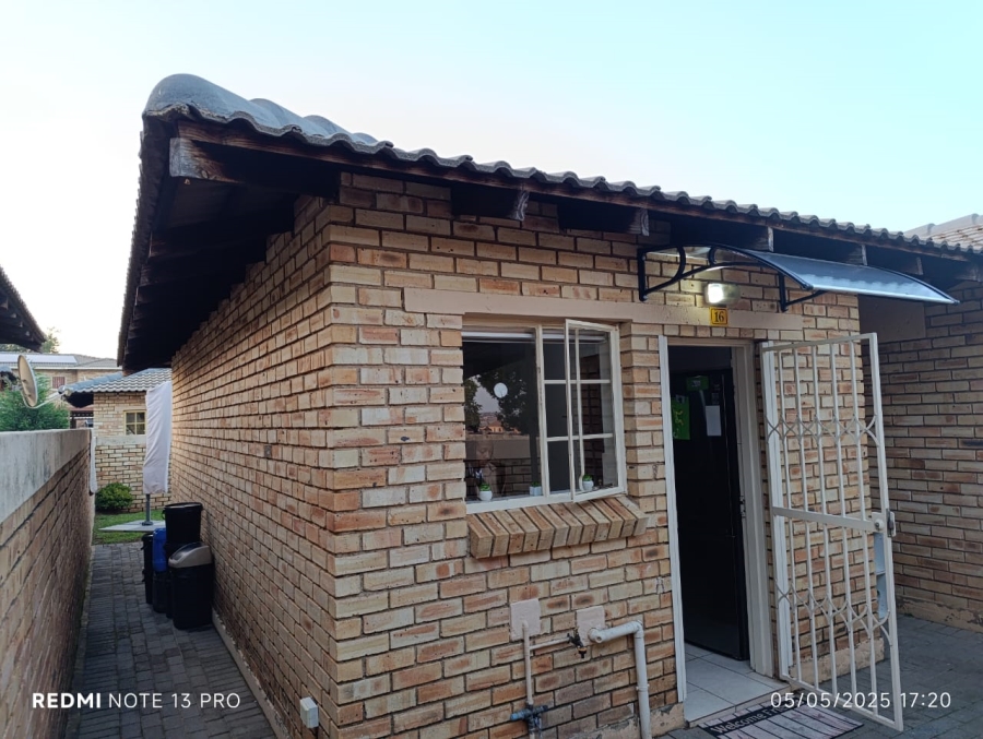 To Let 3 Bedroom Property for Rent in Heuwelsig Estate Gauteng