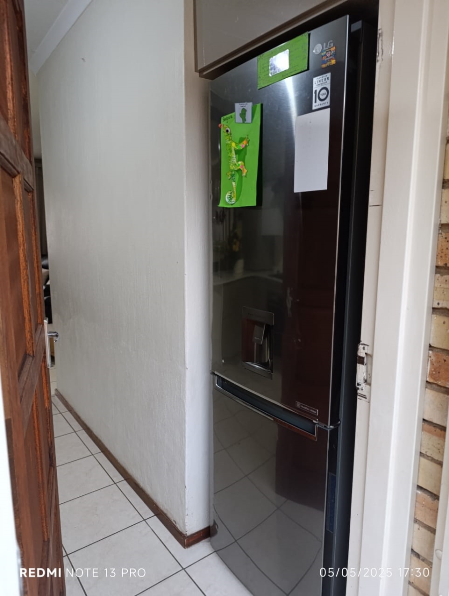 To Let 3 Bedroom Property for Rent in Heuwelsig Estate Gauteng