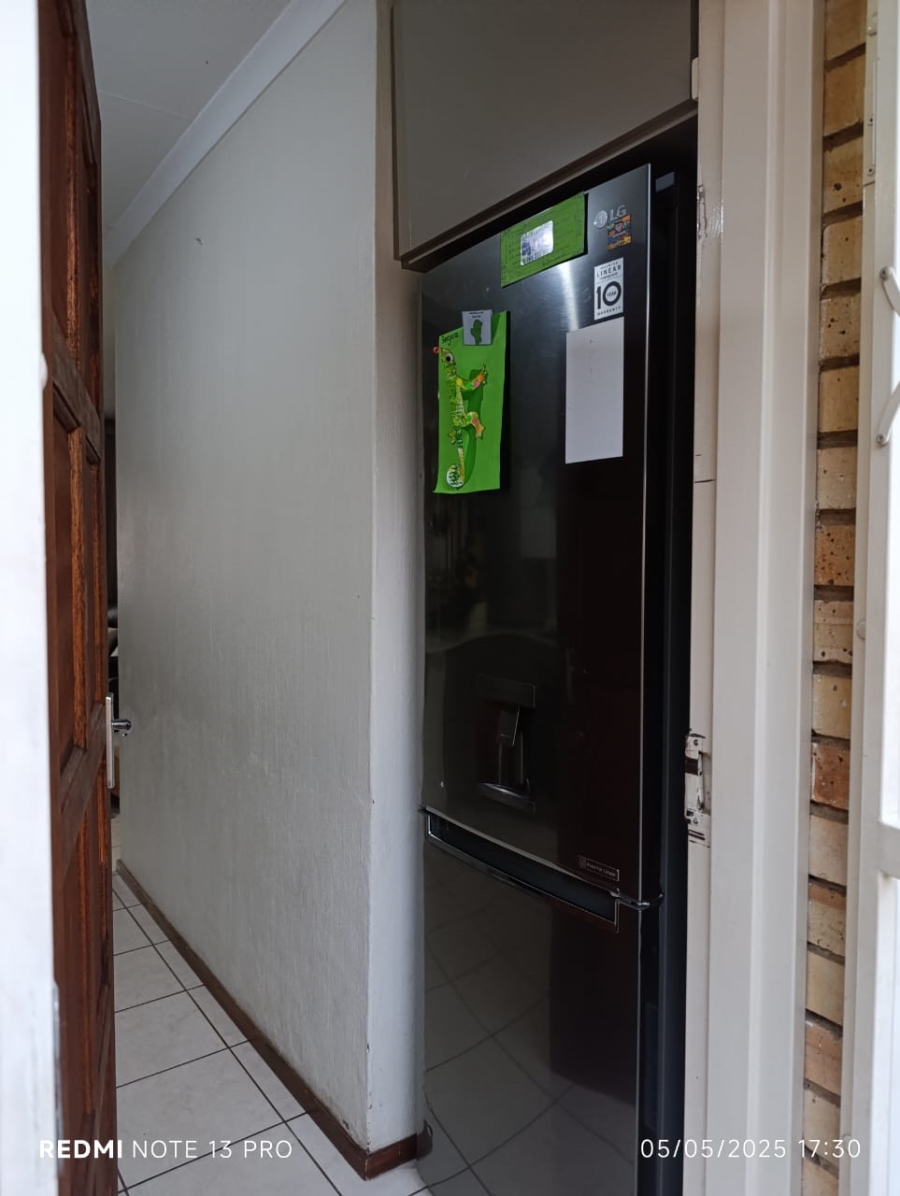 To Let 3 Bedroom Property for Rent in Heuwelsig Estate Gauteng