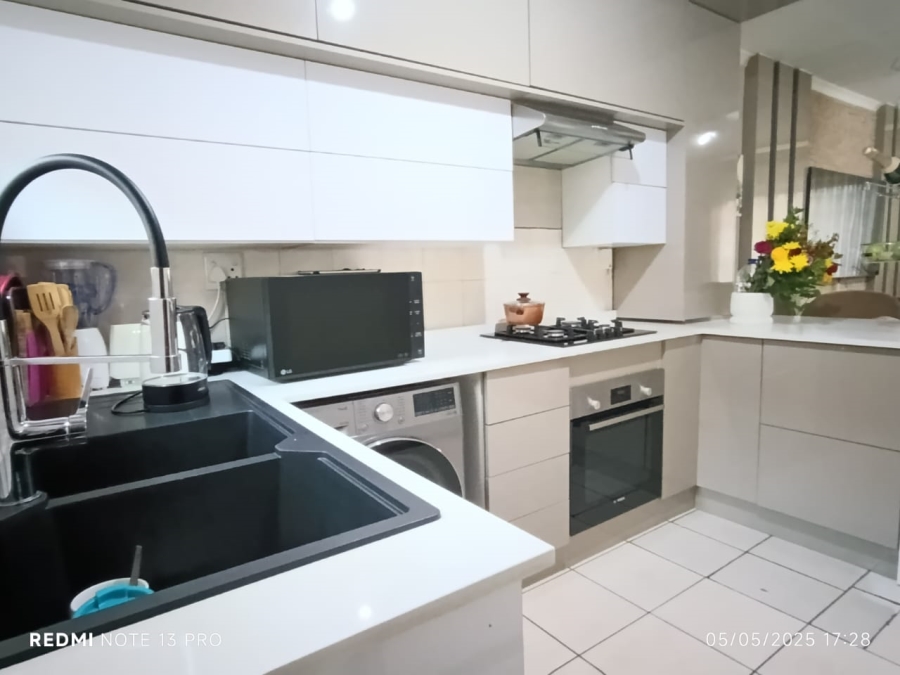 To Let 3 Bedroom Property for Rent in Heuwelsig Estate Gauteng